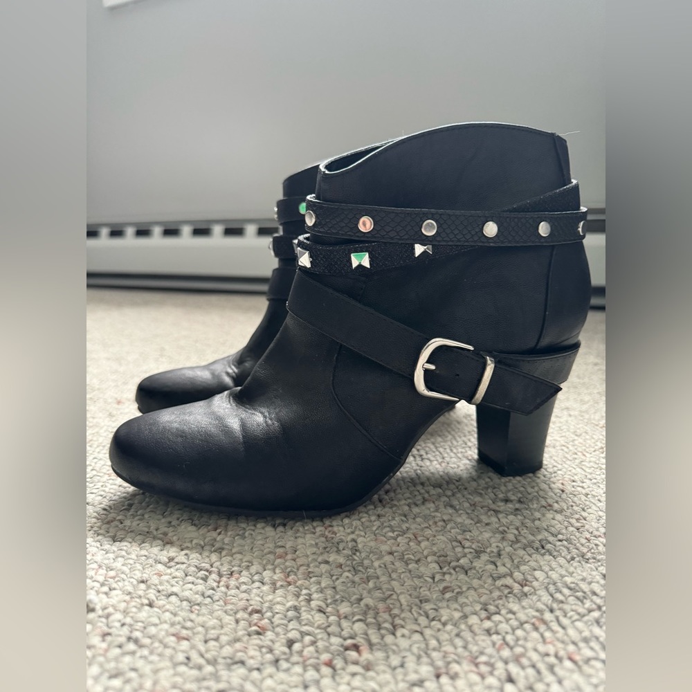 Women’s size 9 - Jennifer Lopez black ankle boots with heel